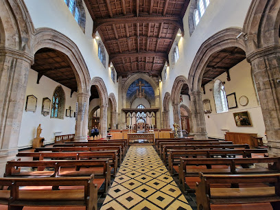 Cadeirlan Deiniol Sant ym Mangor | Saint Deiniol's Cathedral in Bangor